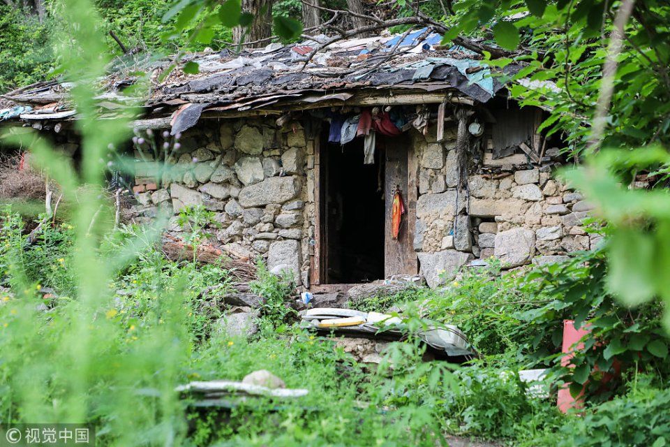 辽宁丹东:71岁"山洞人"光棍一辈子 住黑屋31年用蜡烛照明