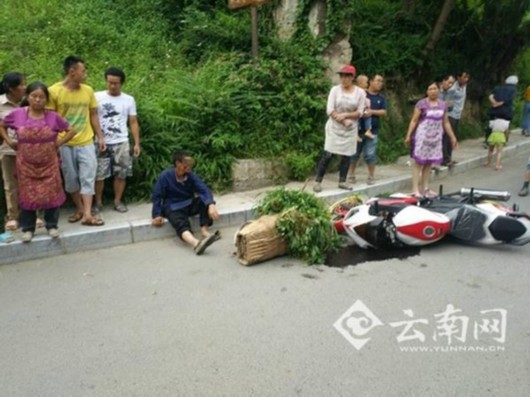 云南男子无证醉驾撞伤亲戚 质问警察 云南男子无证醉驾撞伤亲戚 质问警察