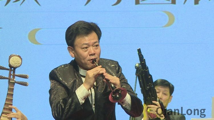 演奏家用不同的民族乐器为京城百姓带来一场