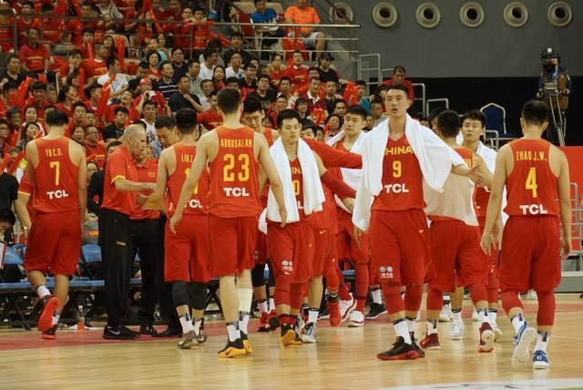 中国男篮世界排名下滑,立有网友疾呼:这可不是