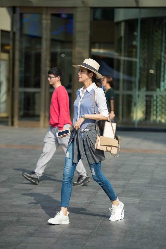 街拍:甜美女生蓝色牛仔裤,一双大长腿,三角区看