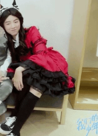 王俊凯爱上粉色手机壳, 网友却担心他被掰弯!