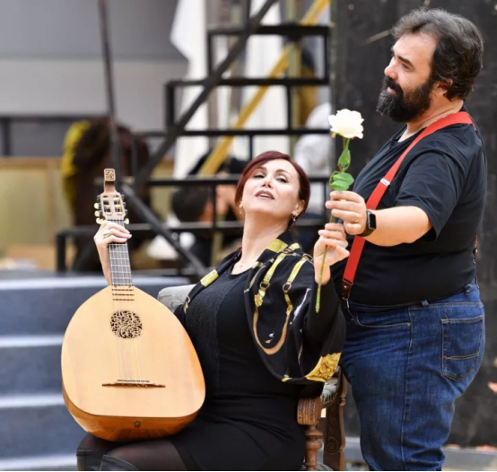 法斯塔夫按照约定来与女中音歌唱家拉凯莱·斯塔尼西饰演的艾丽丝幽会