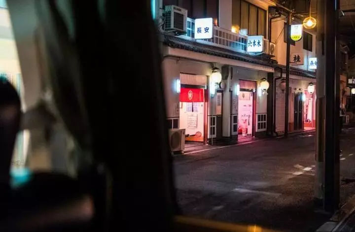 红灯区里有着各种打扮的女生，水手服、OL装、护士装…虽然这里对于“禁止拍摄”的规定相当的严，但是世界上依旧有许多“勇者”能够拍到一些关于这个神秘地带的照片。