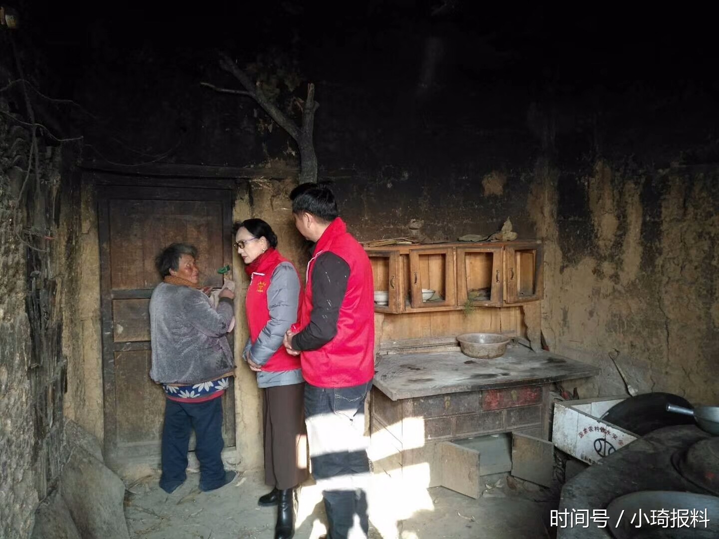 陕西慈善协会爱心大姐志愿者团队驱车前往山阳