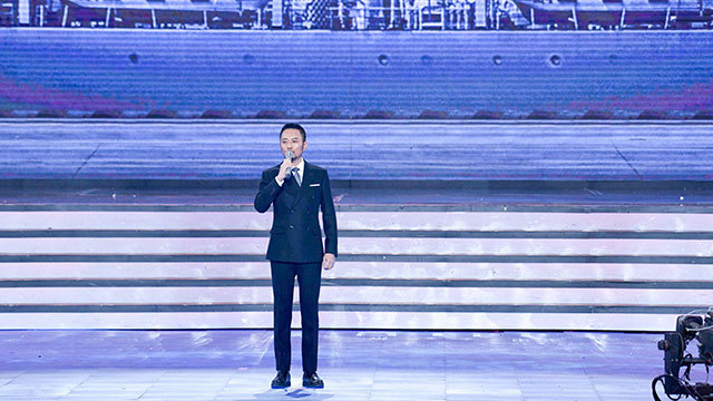 张涵予激情朗诵《厉害了我的国》 展现中国海军风采