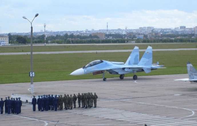 中国歼16战轰亮相,搭载国产涡扇10B发动机,隐