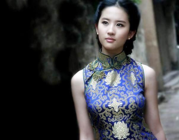 刘亦菲赵丽颖迪丽热巴同穿旗袍装都很美,但也