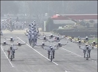 　海外网1月15日电 当地时间15日，印度迎来第72个建军周年纪念日，并在卡里亚帕阅兵场举行阅兵式展现其军力。士兵方阵、摩托车特技、坦克部队等等一一登场，引发关注。