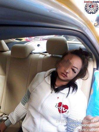 女子坐出租车时化妆不料发生追尾 眼线笔插进眼