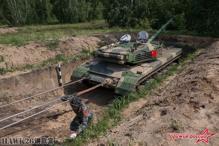 中国新型装甲抢救车表现神勇 拖着96坦克赛跑