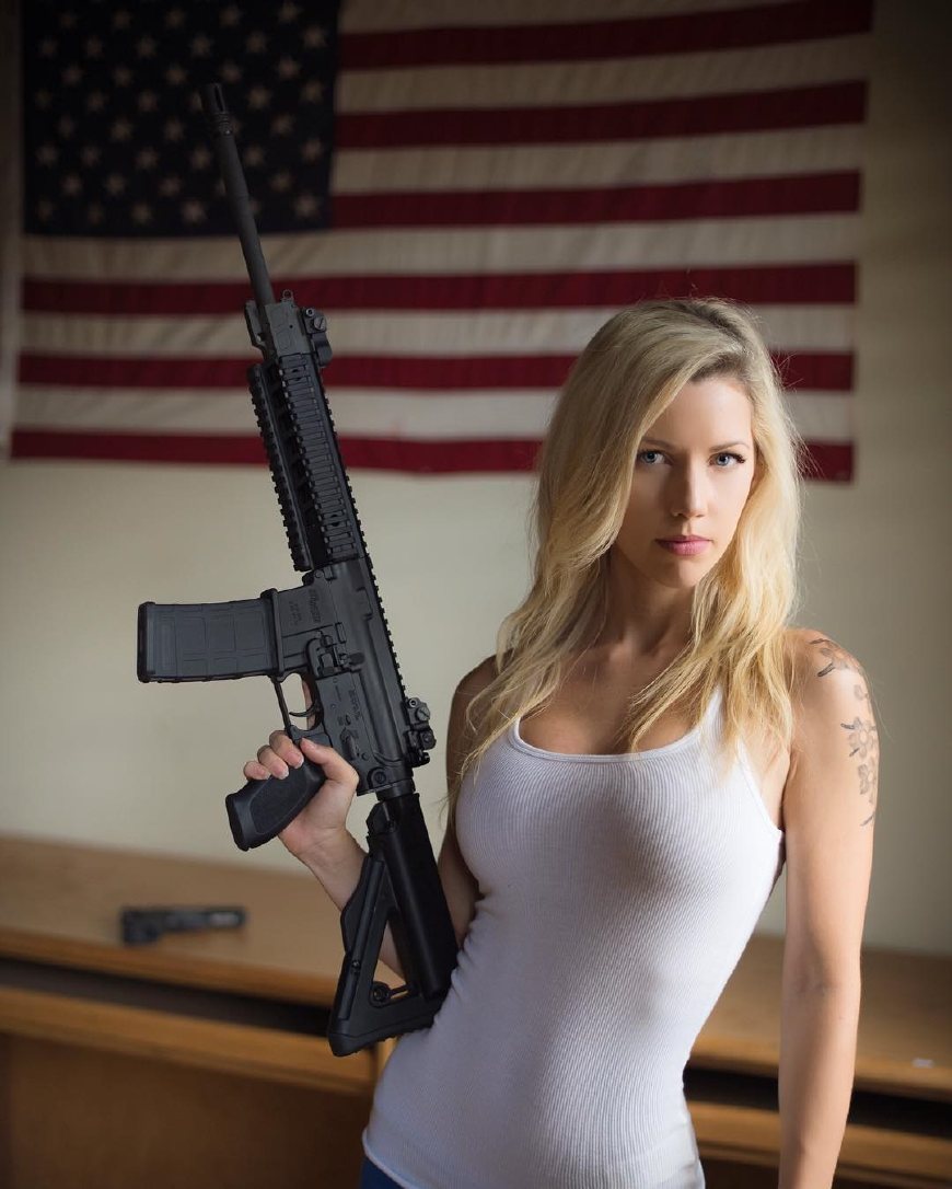各种枪械从不离手!美国性感女网红成一代传奇