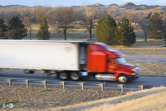 美国货运业面临司机短缺,卡车司机薪酬上涨了