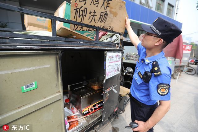 北京快递小哥工资不够花,把快递车当快餐车卖