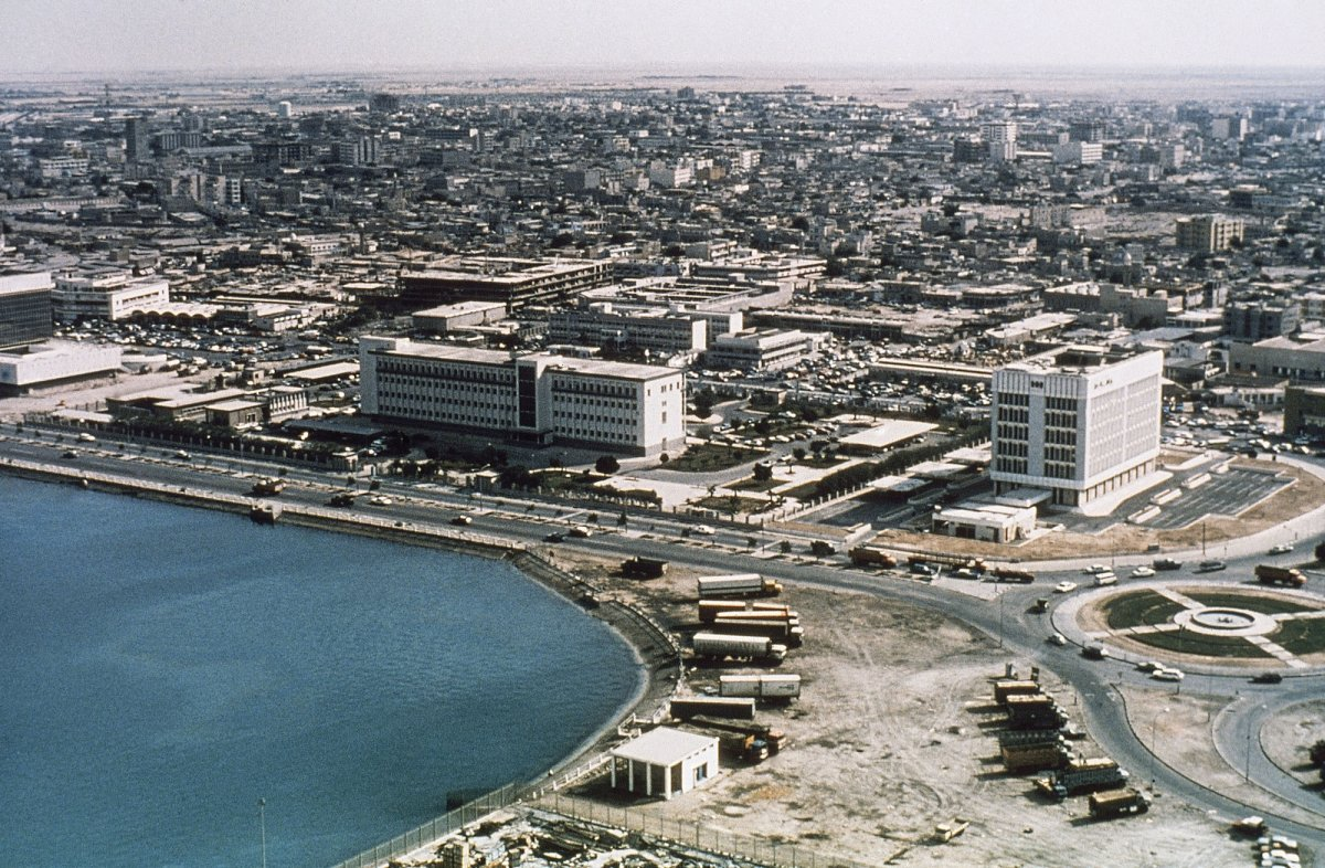 这是1977年卡塔尔首都多哈的场景。