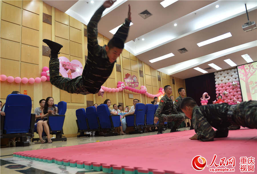 整个活动在浪漫温馨、愉快和谐的氛围中拉开帷幕。