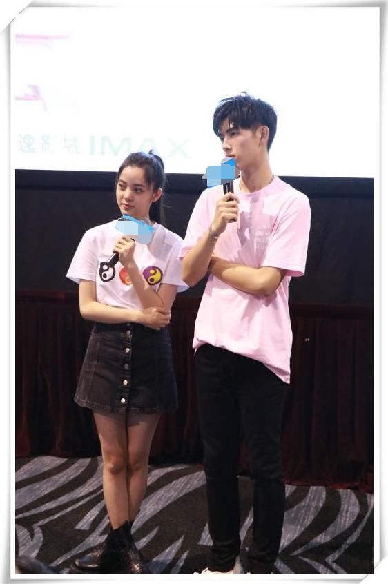 关晓彤和欧阳娜娜同穿短裙,网友:筷子腿还是擎