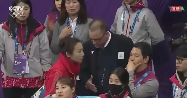 平昌冬奥会!中国队受争议判罚,李琰拉住裁判追