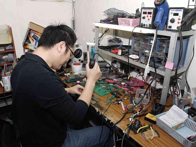 手机维修学徒爆料手机换屏的内幕原装屏组装屏