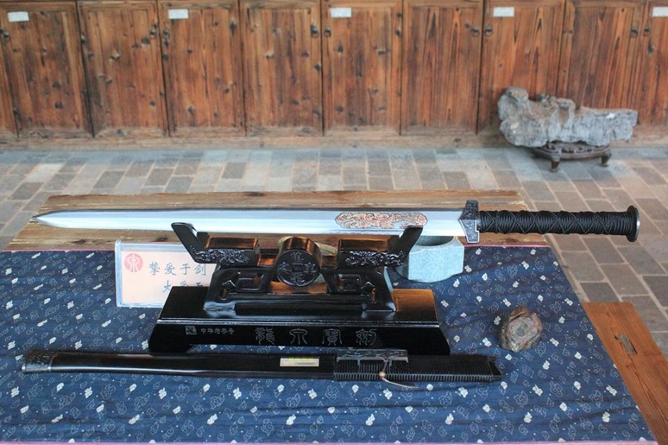 举刀猛砍,如截刍草,竹筒断而铁珠裂,人们交口称赞蒲元铸造的钢刀是