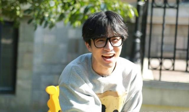 唱歌比薛之嫌好听,却因名字红不了,今是谢霆锋