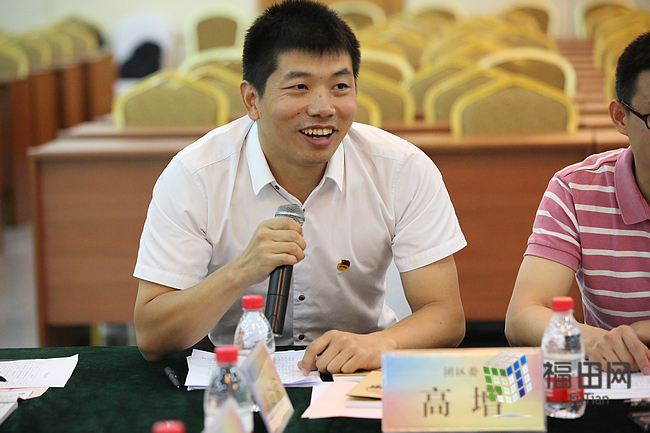 青年代表高增在座谈会上发言.