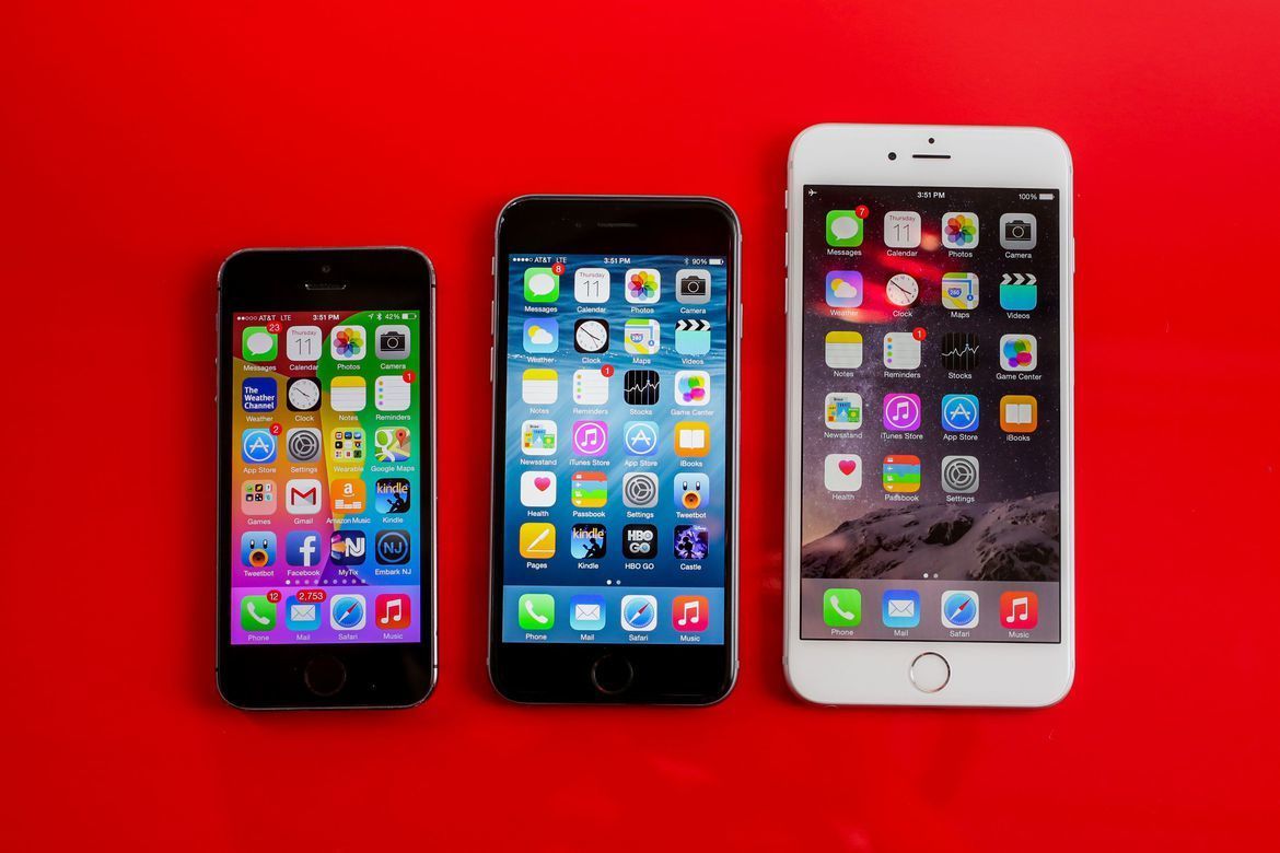 【iPhone 6和iPhone 6 Plus(2014年)】
史蒂夫·乔布斯(Steve Jobs)曾在2010年声称,“没有人会去买”大屏手机。但到2014年,三星及其它的Android厂商凭借“平板手机”斩获了相当可观的销量——巨屏手机比苹果仍只有4英寸的iPhone 5S(图左)大多了。在库克的领导下,苹果终于转向大屏,推出4.7英寸的iPhone 6(图中)和5.5英寸的iPhone 6 Plus(图右)。这一招效果如何?苹果创下业绩记录。