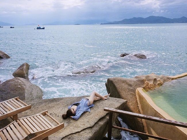 何穗穿比基尼海边嬉戏 皮肤白嫩性感迷人