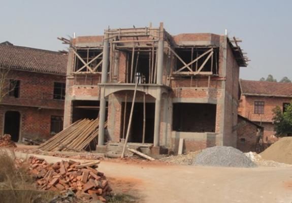 今年,农村建房严格整治,违建房屋必须拆除,农民