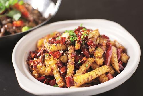 餐创每天为您分享一款农家菜——干锅土豆生升级版沙煲土豆条