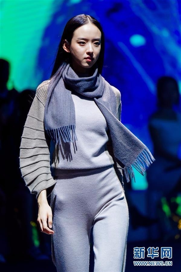 9月3日,模特在2019北京时装周开幕大秀上展示服装作品。 当日,2019北京时装周正式开幕。