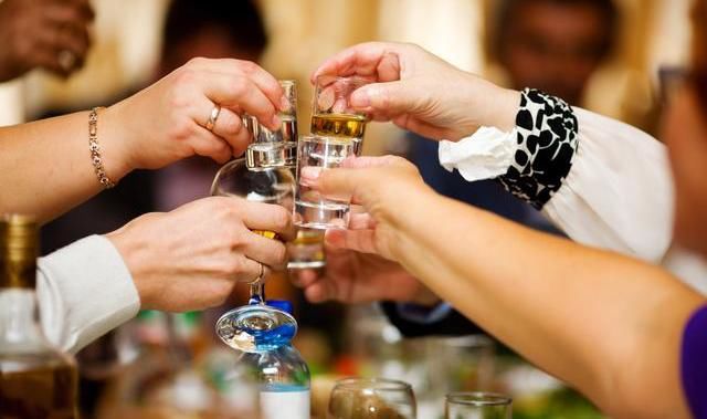 想被领导青睐?学习职场老油条,酒桌上常说这三