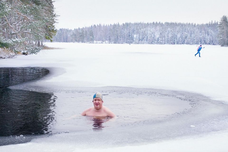 看着都让人打寒颤,摄影师拍摄芬兰极地冬泳者