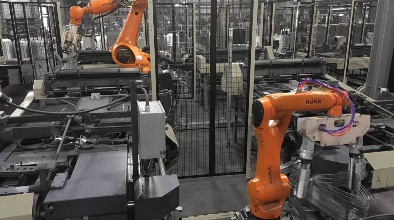 美国简易衣架是如何生产的?不是铁钳而是机器人