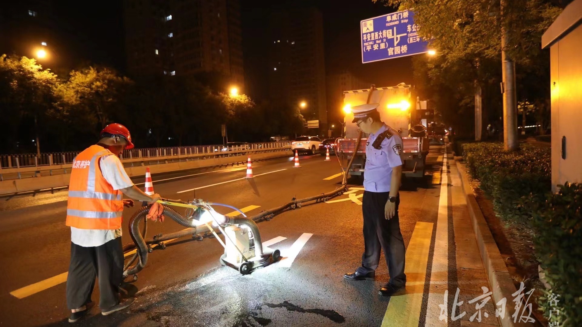 深夜直击！北京二环路公交车道标志正在撤除