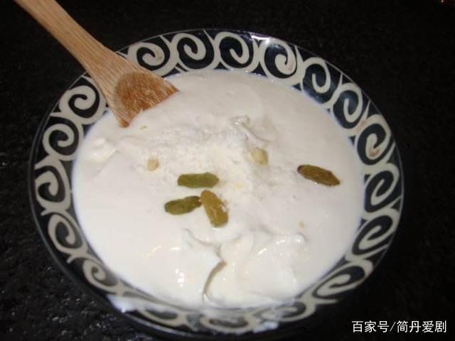 女游客去印度旅游,看到当地酸奶,买了一杯!付钱