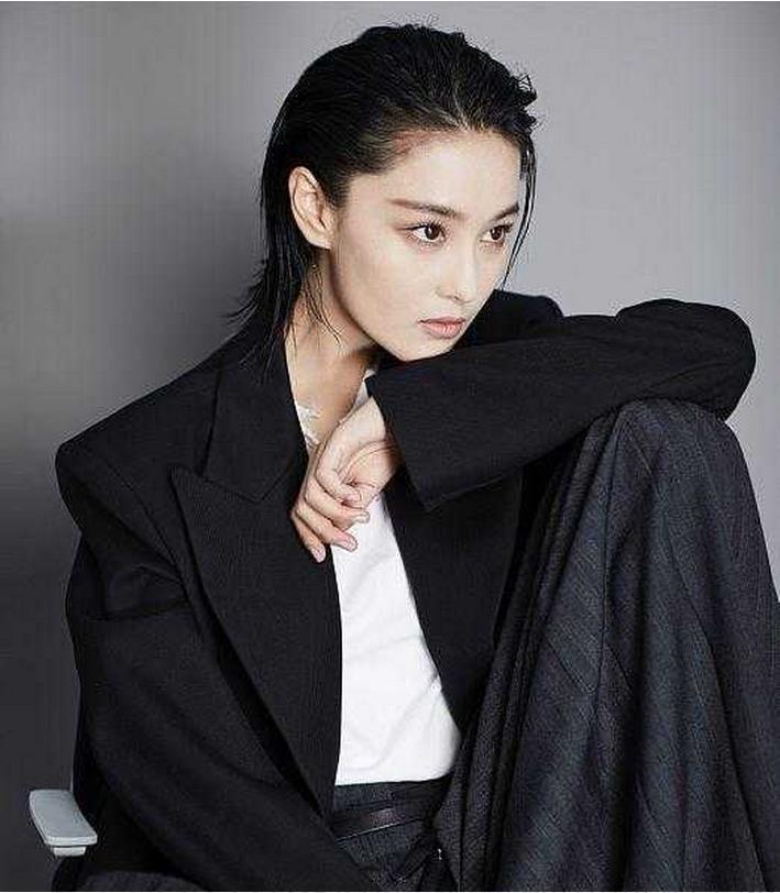 31岁的张馨予臀大惊人! 牛仔裤都快撑破了, 网