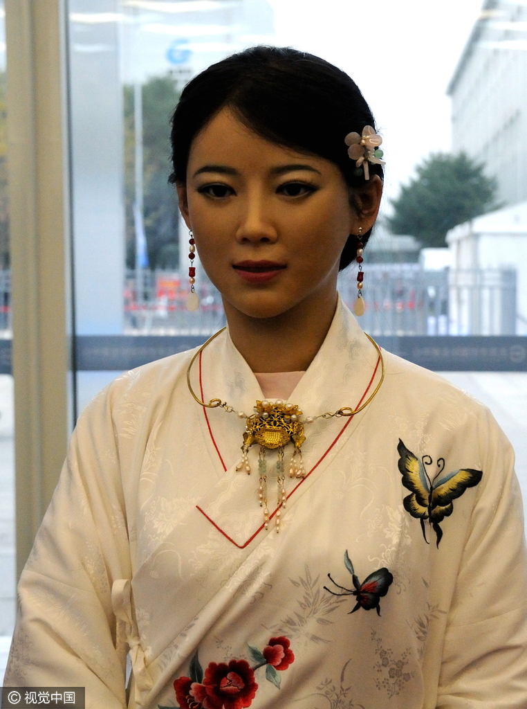 2016年10月21日，北京，2016世界机器人大会在北京开幕，仿真人高颜值“佳佳”亮相活动现场，能说会道引关注。