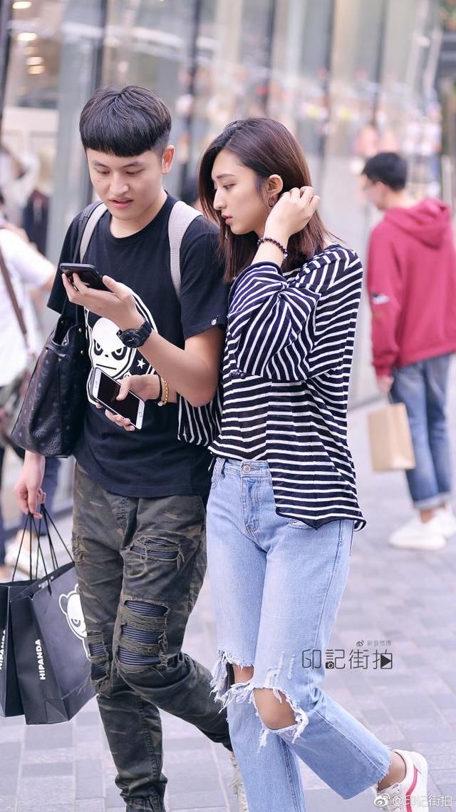 北京街拍, 宽松条纹T恤搭配浅色破洞牛仔裤, 简