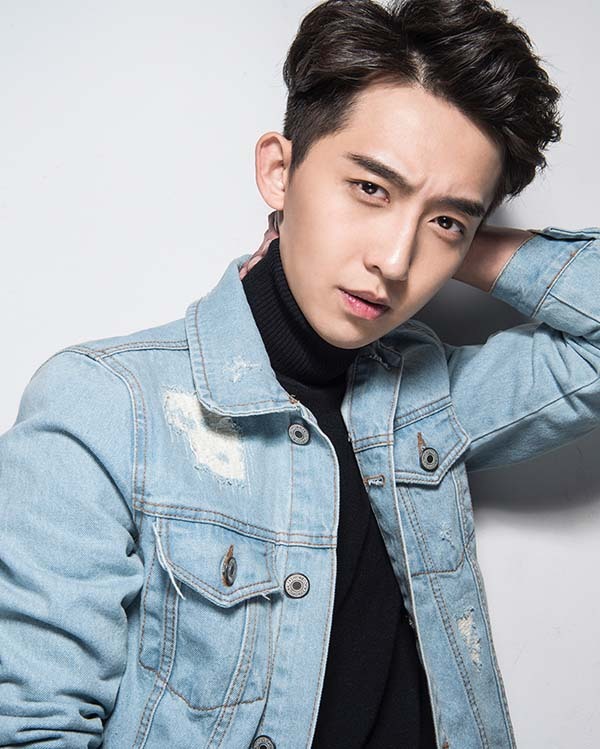 近期,校园青春另类电影《纽扣》正在腾讯热播,其中崔尔康扮演的唐文轩