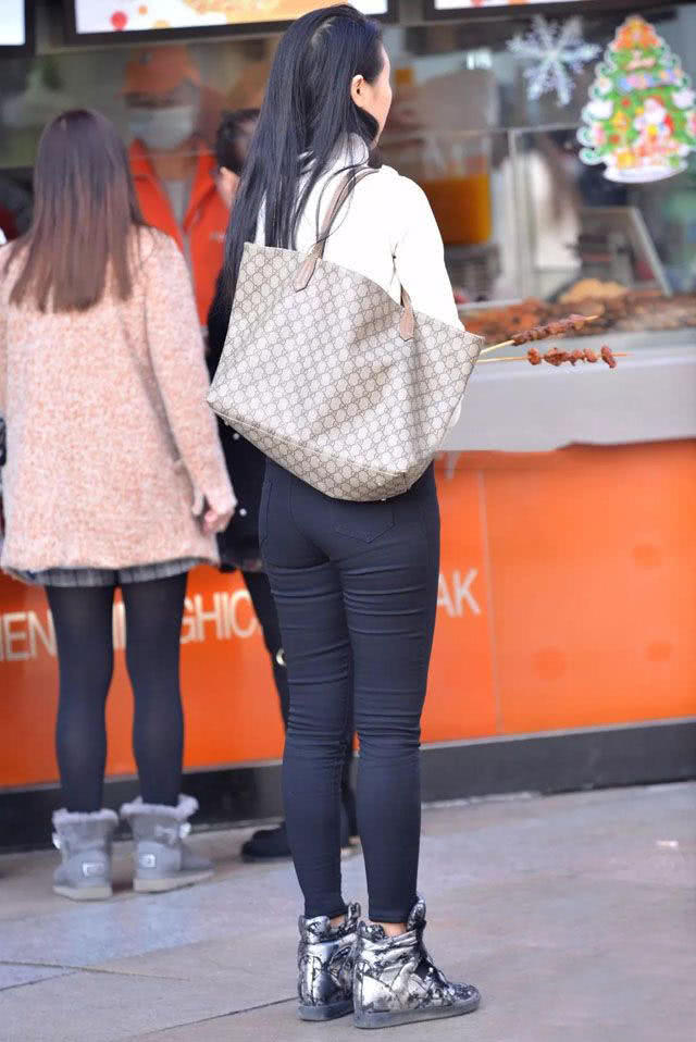 胯宽的女生穿黑色紧身裤,细腰的人体美学,就是