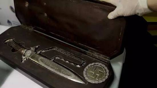 资料图:印有纳粹标志的匕首.