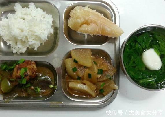 儿子说幼儿园的午餐很香,看到老师发的照片,我