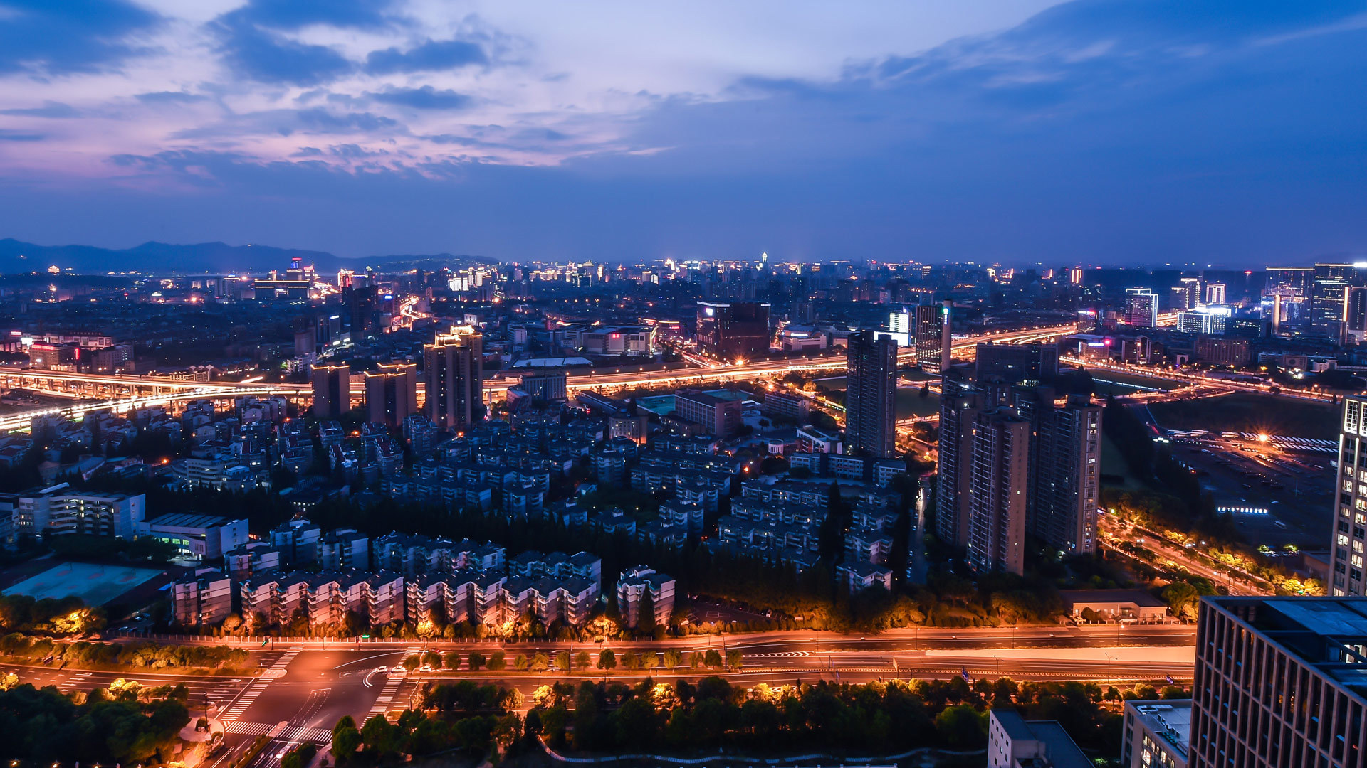 杭州城市夜景（8月31日摄）。新华社记者 徐昱 摄