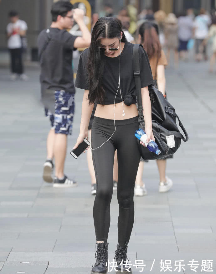 高挑的黑色紧身裤小美女,紧致苗条身材让人眼