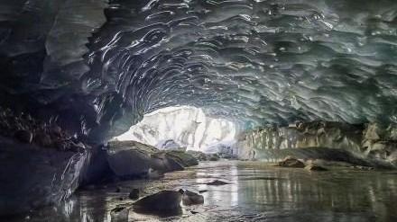 西藏发现165米超大型冰洞~~如玉石雕砌 呈美丽弧拱状可双向进入