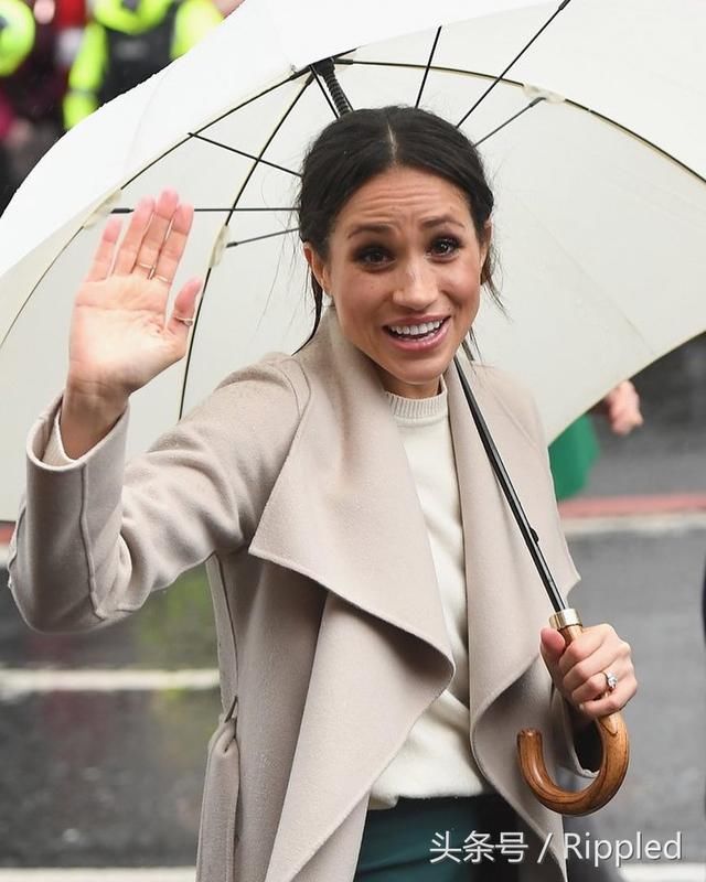 梅根:你们叫我当代灰姑娘,哈里王子:但你看我时