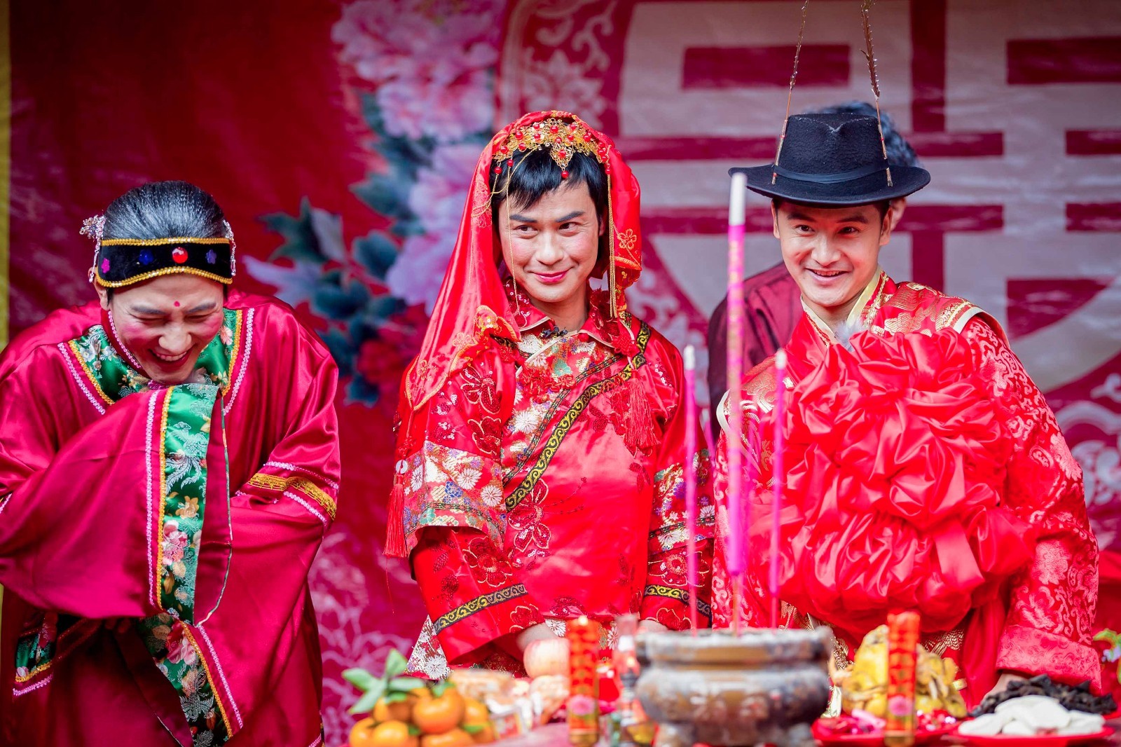 郑嘉颖《好运旅行团》首次穿嫁衣,与田亮体验客家婚礼