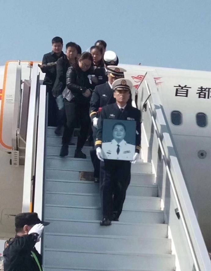 近日，海军某部一架战机在海南省乐东县境内组织飞行训练时失事，两名飞行员不幸牺牲，其中一名飞行员任永涛是陕西省西安市鄠邑区人。3月18日，在鄠邑区举行“接英雄烈士回家”纪念活动，不少民众来到现场缅怀英烈。
