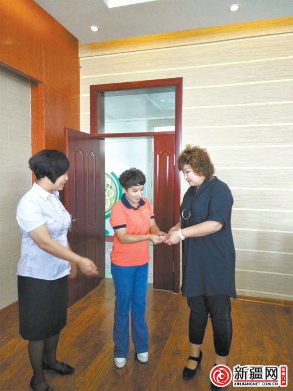 (记者梁乐摄)乌鲁木齐晚报讯(记者 梁乐 通讯员 任秀琴)珍宝巴士61路